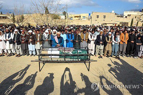 파키스탄 열차 납치사건 사망자 추모(퀘타 AFP=연합뉴스) 13일(현지시간) 파키스탄 발루치스탄주 퀘타에서 주민들이 열차 납치 사건 사망자를 위한 장례 기도를 하고 있다. 2025.3.14. photo@yna.co.kr