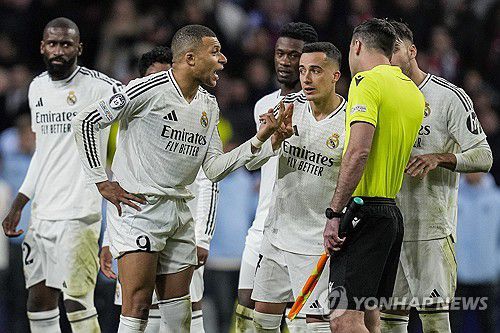 알바레스의 승부차기 킥 이후 항의하는 레알 마드리드 선수들.[AP=연합뉴스]