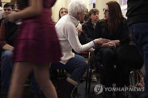 지난해 4월 콜럼바인 희생자 25주기 행사에 참석해 유족들과 대화한 앤 마리 호크할터[EPA 연합뉴스 자료사진. 재판매 및 DB 금지]