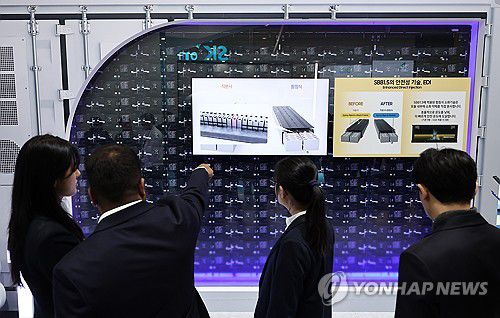 삼성SDI 부스 둘러보는 관람객[연합뉴스 자료사진]