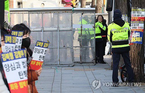 헌재 주변 출입 통제하는 경찰(서울=연합뉴스) 이정훈 기자 = 14일 서울 종로구 헌법재판소 정문 인근에 경찰 차단벽이 설치돼 있다. 2025.3.14 uwg806@yna.co.kr