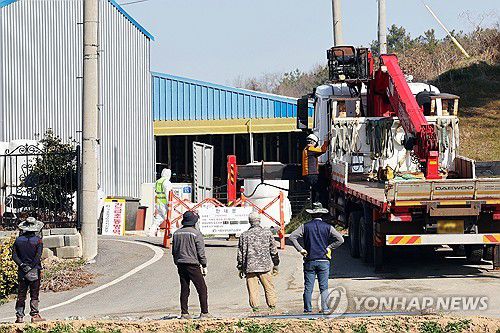 구제역 발생한 전남 영암 한우농장(영암=연합뉴스) 정다움 기자 = 14일 오전 구제역이 발생한 전남 영암군 한 한우농장 앞에서 방역본부 관계자들이 출입 통제 안내판을 설치하고 있다. 2025.3.14 daum@yna.co.kr