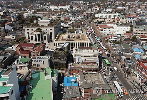 헌재 주변에 세워진 경찰 차벽(서울=연합뉴스) 이정훈 기자 = 14일 서울 종로구 헌법재판소 주변에 경찰 차벽이 세워져 있다. 2025.3.14 uwg806@yna.co.kr