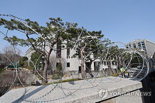헌재, 철조망으로 보안 강화(서울=연합뉴스) 임화영 기자 = 윤석열 대통령 탄핵 심판 선고를 앞둔 14일 서울 종로구 헌법재판소 담장에 철조망이 설치돼있다. 2025.3.14 hwayoung7@yna.co.kr
