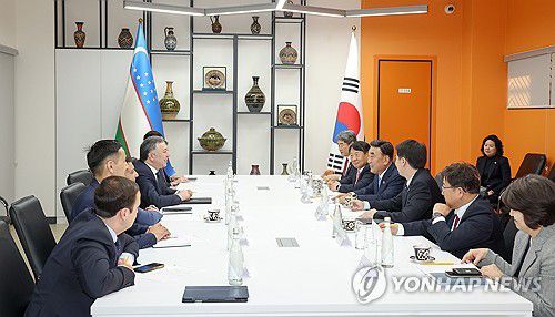 울산시, 우즈베크 이민청과 인적자원개발 협력 MOU(울산=연합뉴스) 지난 14일 김두겸 울산시장을 비롯한 울산시 해외사절단이 우즈베키스탄 이민청과 '인적자원개발 공동 협력 협약(MOU)'을 체결을 위해 협력 방안을 논의하고 있다. 2025.3.15 [울산시 제공. 재판매 및 DB 금지] yongtae@yna.co.kr