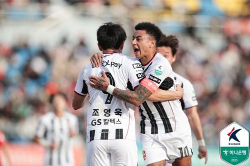 서울 조영욱의 득점 후 함께 기뻐하는 주장 린가드.[한국프로축구연맹 제공. 재판매 및 DB 금지]