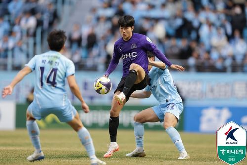 안양 채현우(가운데)가 대구 선수들 사이에서 공을 간수하려는 모습.[한국프로축구연맹 제공. 재판매 및 DB 금지]