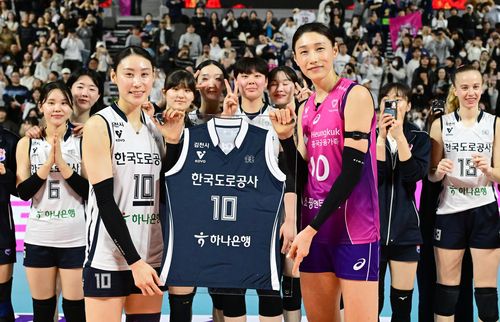 은퇴 행사서 도로공사 배유나와 함께한 김연경(오른쪽)[한국배구연맹 제공. 재판매 및 DB 금지]