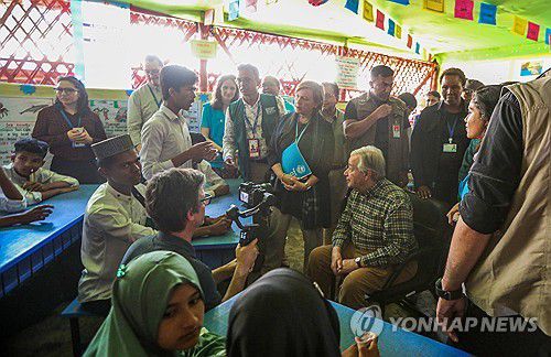 로힝야족 난민들과 대화하는 구테흐스 유엔 사무총장지난 14일(현지시간) 방글라데시 남동부 콕스바자르의 로힝야족 난민촌을 방문한 안토니우 구테흐스 유엔 사무총장이 난민들과 대화하고 있다. 2025.03.15 [EPA 연합뉴스 자료사진. 재판매 및 DB 금지]