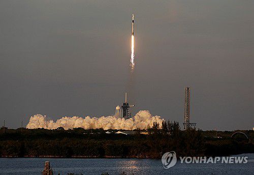 14일 팰컨9 로켓에 실려 발사된 드래건 캡슐[로이터=연합뉴스. 재판매 및 DB 금지]