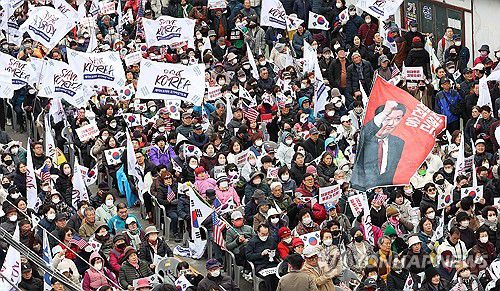 구미서 열린 윤석열 대통령 탄핵 반대 집회(구미=연합뉴스) 윤관식 기자 = 15일 경북 구미시 구미역 앞에서 열린 세이브코리아 주최 국가비상기도회에서 참가자들이 윤석열 대통령 탄핵 반대 구호를 외치고 있다. 2025.3.15 psik@yna.co.kr