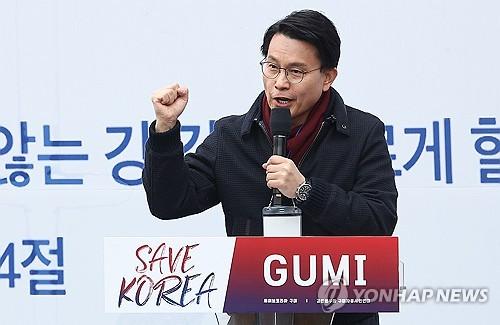 탄핵 반대 집회서 발언하는 윤상현 의원(구미=연합뉴스) 윤관식 기자 = 국민의힘 윤상현 의원이 15일 경북 구미시 구미역 앞에서 열린 세이브코리아 주최 윤석열 대통령 탄핵 반대 집회인 국가비상기도회에서 발언하고 있다. 2025.3.15 psik@yna.co.kr