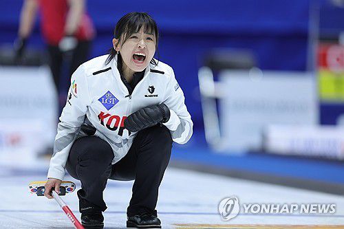 스킵의 외침(의정부=연합뉴스) 임병식 기자 = 15일 의정부실내빙상장에서 열린 2025 LGT 세계여자컬링선수권대회 한국과 일본 경기에서 한국 김은지가 스톤을 투구한 뒤 동료들에게 지시하고 있다. 2025.3.15 andphotodo@yna.co.kr