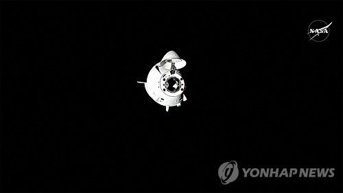 국제우주정거장에 접근하고 있는 스페이스X의 우주캡슐 드래건[NASA 생중계 화면 캡처. AFP=연합뉴스]