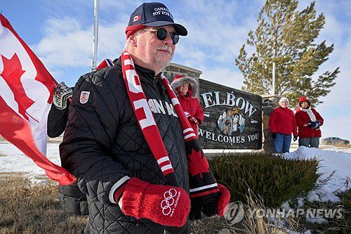 트럼프 반대 시위 나선 캐나다 국민들(엘보우 로이터=연합뉴스) 14일(현지시간) 트럼프 반대 시위에 참여한 캐나다 국민들 2025.03.16