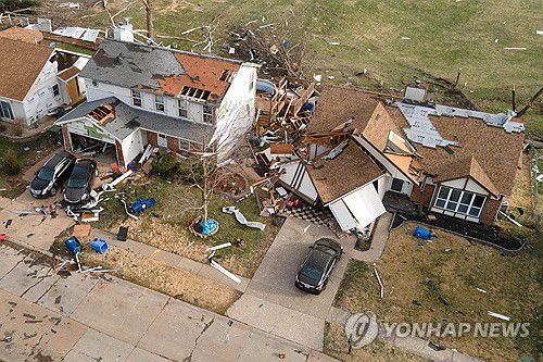 15일 미 미주리에서 토네이도로 파괴된 주택들[로이터=연합뉴스. 재판매 및 DB 금지]