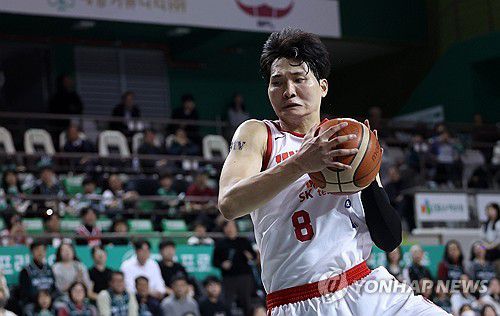 내 공이야(원주=연합뉴스) 양지웅 기자 = 16일 오후 강원 원주종합체육관에서 열린 2024-2025 프로농구 원주 DB와 서울 SK의 경기. SK 안영준이 리바운드를 하고 있다. 2025.3.16 yangdoo@yna.co.kr