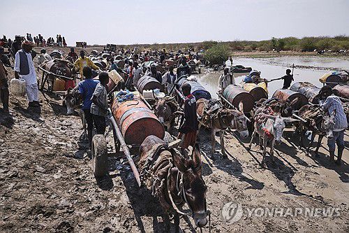지난 2월 국경 근처 남수단 마을에서 식수를 얻으려고 기다리는 수단 난민들[UNHCR 제공·EPA 연합뉴스 자료사진. 재판매 및 DB 금지]