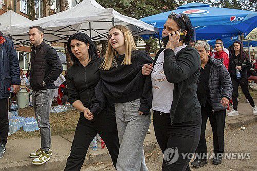 절망하는 북마케도니아 나이트클럽 화재 유족과 생존자들[AP 연합뉴스. 재판매 및 DB 금지]