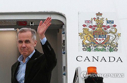 프랑스·영국 방문 위해 비행기에 탑승하는 카니 캐나다 총리[로이터=연합뉴스]