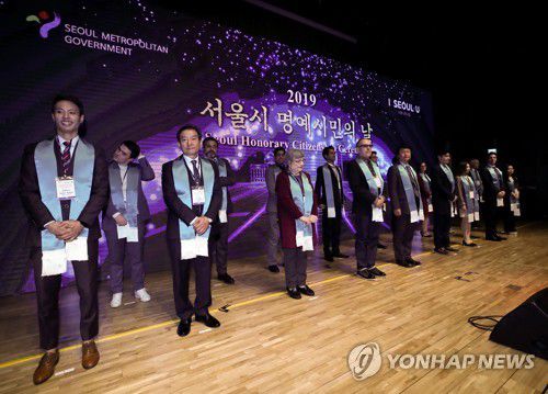 서울시 명예시민에 선정된 외국인들(서울=연합뉴스) 홍해인 기자 = 13일 오후 서울 태평로 시청 다목적홀에서 열린 2019 서울시 외국인 명예시민의 날 행사에서 방송인으로 활동 중인 수잔 샤키야 씨 등 명예시민증을 받게 된 외국인들이 증서 수여를 기다리고 있다. 2019.11.13 hihong@yna.co.kr