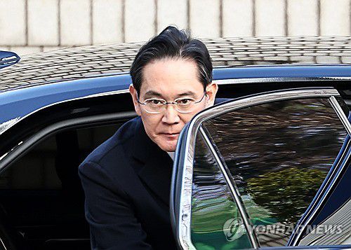 차에서 내리는 이재용 회장[연합뉴스 자료사진]