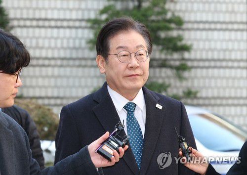 법정 향하는 이재명 대표(서울=연합뉴스) 김인철 기자 = 더불어민주당 이재명 대표가 11일 서울 서초구 서울중앙지방법원에서 열린 대장동·백현동·위례신도시 개발 비리 및 성남FC 후원금 의혹 사건 1심 속행공판에 출석하기 위해 법정으로 향하고 있다. 2025.3.11 yatoya@yna.co.kr