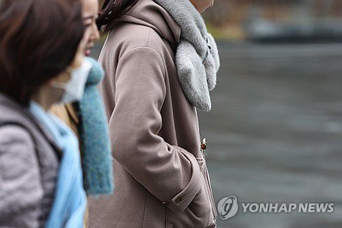 찬 바람에 목도리 다시 등장[연합뉴스 자료사진]