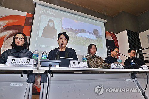 2025 베니스비엔날레 한국관 참여작가 소개(서울=연합뉴스) 진연수 기자 = 17일 오후 서울 종로구 아르코미술관에서 열린 2025 베니스비엔날레 제19회 국제건축전 한국관 전시 '두껍아 두껍아: 집의 시간' 소개 간담회에서 정성규 예술감독이 작가를 소개하고 있다. 2025.3.17 jin90@yna.co.kr
