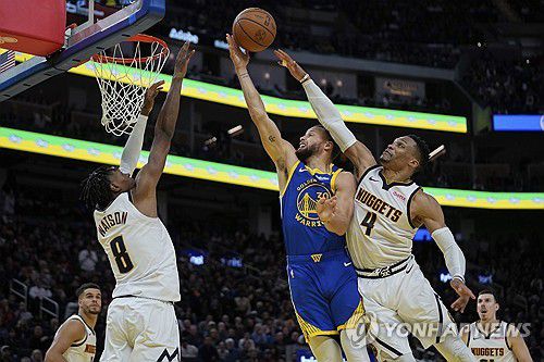 스테픈 커리를 막는 러셀 웨스트브룩[AP=연합뉴스. 재판매 및 DB 금지]