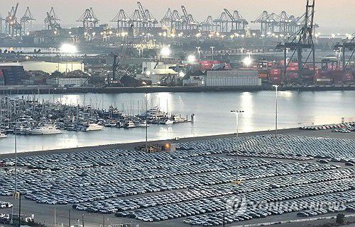 로스앤젤레스항에 늘어서 있는 수입차량들[AFP 연합뉴스 자료사진. 재판매 및 DB 금지]