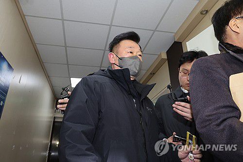 이광우 경호본부장, 경찰 조사 출석(서울=연합뉴스) 임화영 기자 = 이광우 대통령경호처 경호본부장이 24일 오전 윤석열 대통령에 대한 체포영장 1차 집행을 저지한 혐의 조사를 위해 서울 서대문구 경찰청 국가수사본부 특별수사단에 출석하고 있다. 2025.1.24 hwayoung7@yna.co.kr