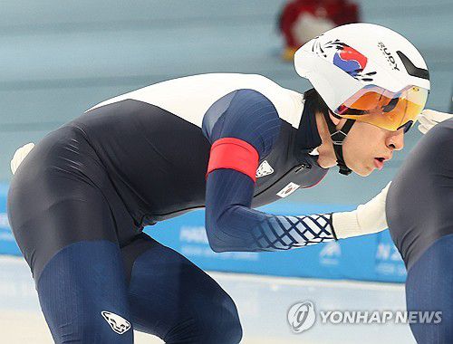 후배들 밀어주며 전설이 된 이승훈(하얼빈=연합뉴스) 서대연 기자 = 11일 중국 하얼빈 헤이룽장 빙상훈련센터 스피드스케이팅 오벌에서 열린 하얼빈 동계아시안게임 스피드스케이팅 남자 팀 추월에 정재원·박상언과 함께 출전한 이승훈이 동료들을 밀어주며 레이스를 펼치고 있다.     이승훈은 이날 획득한 은메달로 9번째 동계AG 메달을 손에 쥐며 김동성(8개)을 제치고 한국 선수 역대 동계AG 최다 메달리스트에 등극했다. 2025.2.11 dwise@yna.co.kr