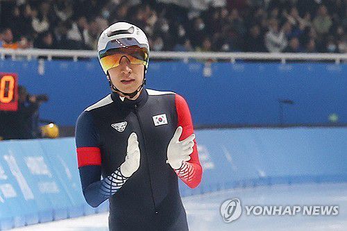 이승훈, 한국인 최다 AG 메달 등극(하얼빈=연합뉴스) 서대연 기자 = 11일 중국 하얼빈 헤이룽장 빙상훈련센터 스피드스케이팅 오벌에서 열린 하얼빈 동계아시안게임 스피드스케이팅 남자 팀 추월에 정재원·박상언과 함께 출전한 이승훈이 레이스를 마친 뒤 손뼉을 치고 있다.     이승훈은 이날 획득한 은메달로 9번째 동계 AG 메달을 손에 쥐며 김동성(8개)을 제치고 한국 선수 역대 동계AG 최다 메달리스트에 등극했다. 2025.2.11 dwise@yna.co.kr