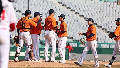 한화 승리(인천=연합뉴스) 임순석 기자 = 10일 인천 SSG랜더스필드에서 열린 2025 프로야구 KBO리그 한화 이글스와 SSG 랜더스의 시범경기. 3-1로 승리한 한화 선수들이 승리를 자축하고 있다. 2025.3.10 soonseok02@yna.co.kr