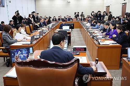 '의사 정원 심의' 의료인력 추계위법 복지위 상정(서울=연합뉴스) 김주성 기자 = 18일 국회 보건복지위원회 전체회의에서 박주민 위원장이 의사 정원을 정부 직속 의료인력수급추계위원회(추계위)에서 심의하는 것을 골자로 하는 보건의료기본법 개정안 등 안건을 상정하고 있다. 2025.3.18 utzza@yna.co.kr