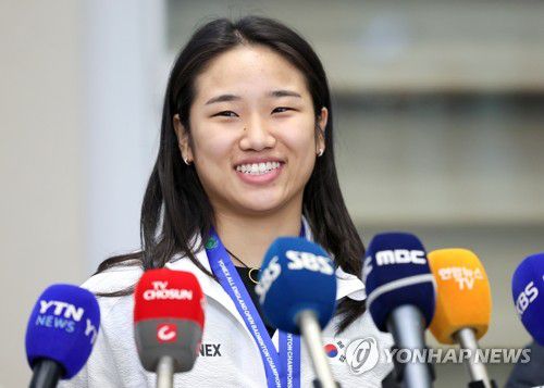 인터뷰하는 안세영(영종도=연합뉴스) 이정훈 기자 = 세계배드민턴연맹(BWF) 월드투어 슈퍼1000 전영오픈에서 우승한 안세영이 18일 인천국제공항 2터미널을 통해 귀국한 뒤 인터뷰하고 있다. 2025.3.18 uwg806@yna.co.kr
