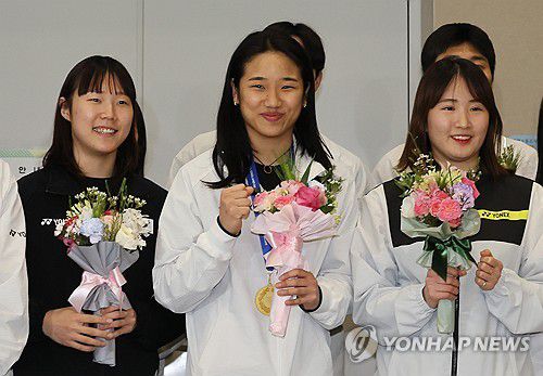 전영오픈 제패하고 돌아온 안세영(영종도=연합뉴스) 이정훈 기자 = 세계배드민턴연맹(BWF) 월드투어 슈퍼1000 전영오픈에서 우승한 안세영이 18일 인천국제공항 2터미널을 통해 귀국한 뒤 국가대표 동료들과 기념촬영을 하고 있다. 2025.3.18 uwg806@yna.co.kr