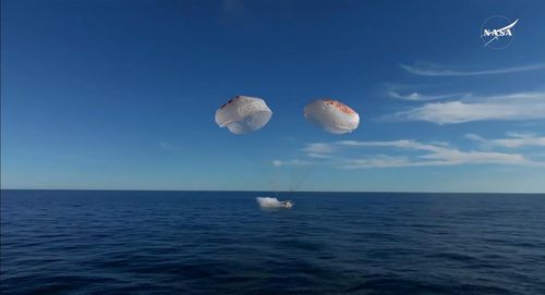 플로리다 앞바다에 착수하는 드래건 캡슐[NASA+ 스트리밍 화면 캡처. 재판매 및 DB 금지]