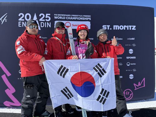 동메달 목에 걸고 팀원들과 자축하는 정대윤(오른쪽에서 두 번째)[대한스키협회 제공. 재판매 및 DB 금지]