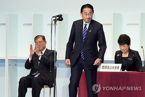 기시다 후미오 전 일본 총리와 이시바 시게루 총리[EPA 연합뉴스 자료사진. 재판매 및 DB 금지]