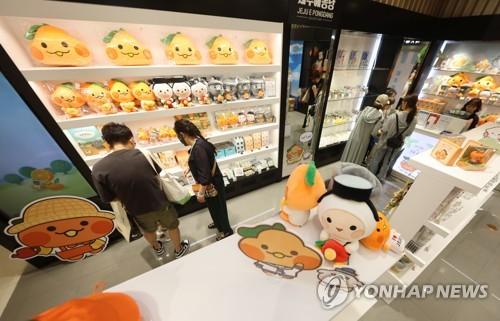 중국 관광객 제주에 퐁당(제주=연합뉴스) 2023년 8월 11일 오후 제주 신라면세점 제주 토산품 판매대에 중국인 개별관광객들이 쇼핑하고 있다. [연합뉴스 자료사진]