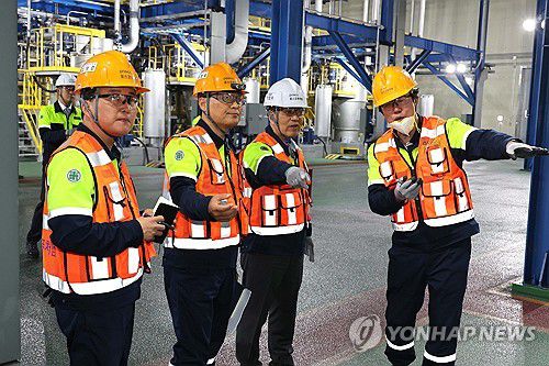 포스코그룹 장인화 회장, 이차전지소재 사업회사 중점 방문(서울=연합뉴스) 포스코그룹 장인화 회장이 '100일 현장동행'을 통해 그룹 핵심 성장동력인 이차전지소재사업의 경쟁력 강화를 위한 사업회사 현장 점검과 함께 임직원 소통행보를 이어가고 있다고 밝혔다. 사진은 장인화 회장이 작년 5월 21일 세종에 위치한 포스코퓨처엠 천연흑연 음극재 공장을 둘러보는 모습. 2024.5.23 [포스코홀딩스 제공. 재판매 및 DB 금지] photo@yna.co.kr