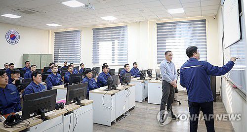 우즈베크 '울산글로벌인력양성센터'(울산=연합뉴스) 우즈베키스탄 페르가나에 18일(현지시각) '울산글로벌인력양성센터'가 문을 열었다. 이 센터에선 현지인을 대상으로 조선업과 한국어 교육 과정을 제공한다. 수업을 듣는 현지인들 모습. 2025.3.19 [울산시 제공. 재판매 및 DB 금지] canto@yna.co.kr