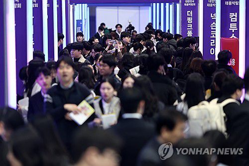 2025 대한민국 채용박람회(서울=연합뉴스) 윤동진 기자 = 19일 서울 서초구 aT센터에서 ‘2025 대한민국 채용박람회’가 열리고 있다. 2025.3.19 mon@yna.co.kr