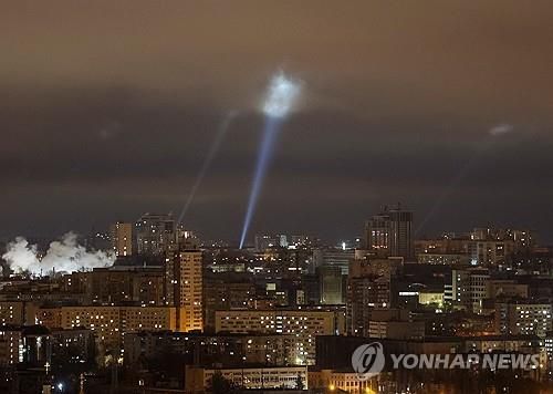 키이우 도론 공습(키이우 로이터=연합뉴스) 18일(현지시간) 우크라이나 수도 키이우 상공에서 드론이 격추되는 모습. 2025.03.19