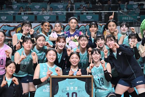 GS칼텍스 선수들과 기념사진을 찍은 김연경(뒷줄 중앙)[한국배구연맹 제공. 재판매 및 DB 금지]