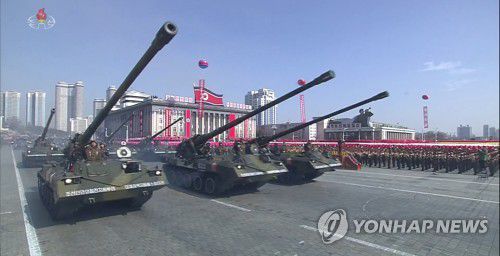 북 '건군절' 열병식에 등장한 자주포들2018년 2월 8일 조선중앙TV가 녹화 중계한 '건군절' 70주년 기념 열병식에 등장한 북한 자주포들. 2018.2.8      [국내에서만 사용가능. 재배포 금지. For Use Only in the Republic of Korea. No Redistribution] nkphoto@yna.co.kr