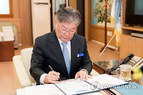 장세일 영광군수, 청렴서약으로 군정 시작(영광=연합뉴스) 10·16 재보궐 선거에서 당선된 장세일 전남 영광군수가 17일 오전 전남 영광군청 집무실에서 청렴 서약서 서명으로 군정 업무를 시작하고 있다. 2024.10.17 [전남 영광군 제공. 재판매 및 DB 금지] hs@yna.co.kr