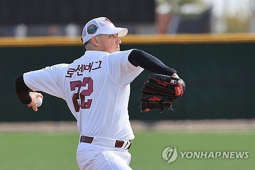 청백전서 역투하는 로젠버그(메사[미국 애리조나주]=연합뉴스) 신현우 기자 = 키움 히어로즈 새로운 외국인 투수 케니 로젠버그가 13일(현지시간) 미국 애리조나 애슬레틱 그라운즈에서 열린 1차 스프링캠프 청백전에서 역투하고 있다. 2025.2.14 nowwego@yna.co.kr